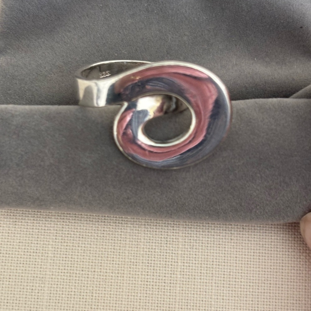 Elegant 925 Sterling Silver Mobius Swirl Ring size 9 3/4
